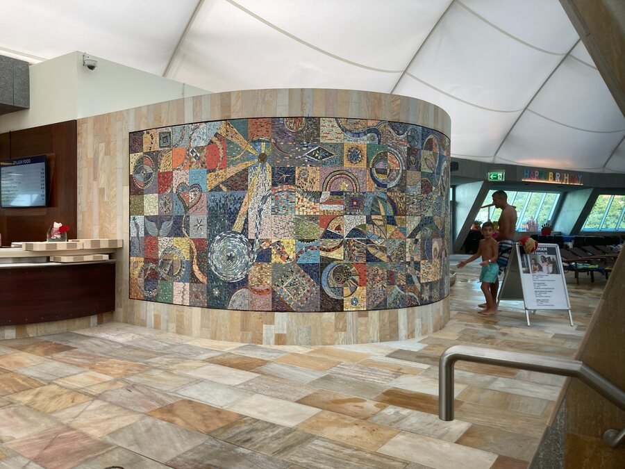 Parete curva a mosaico, Splash & Spa Tamaro, 2013