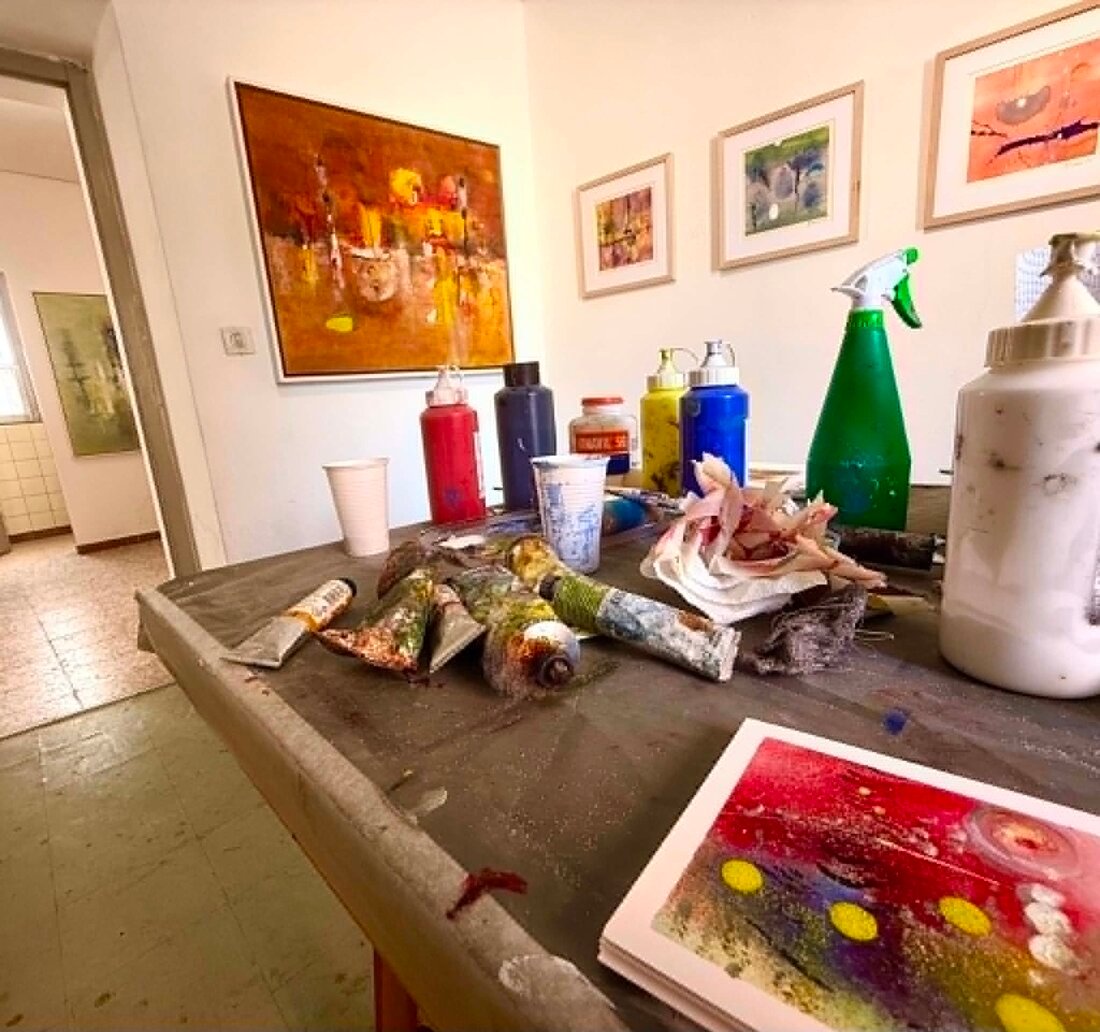 L'interno dell'atelier di Leonardo Pecoraro, il tavolo di lavoro con i colori