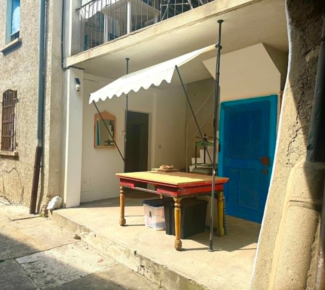 L'ingresso dell'atelier di Leonardo Pecoraro, con la porta blu e il torchio