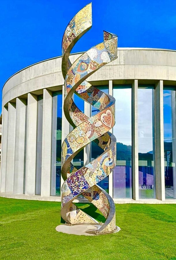 Storia di un DNA, mosaico e acciaio, IBSA Lugano