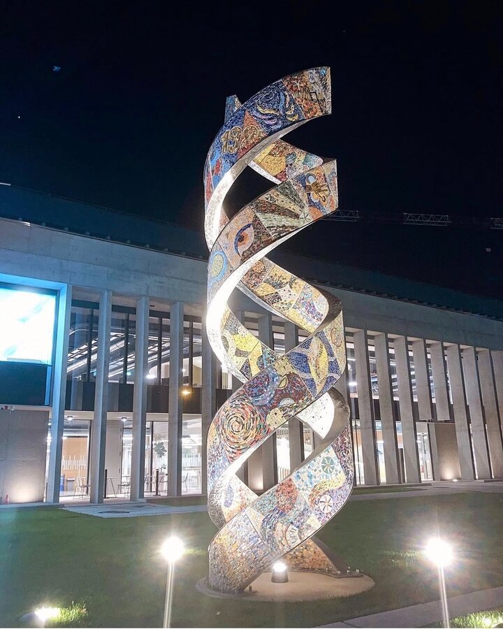Storia di un DNA illuminata di notte