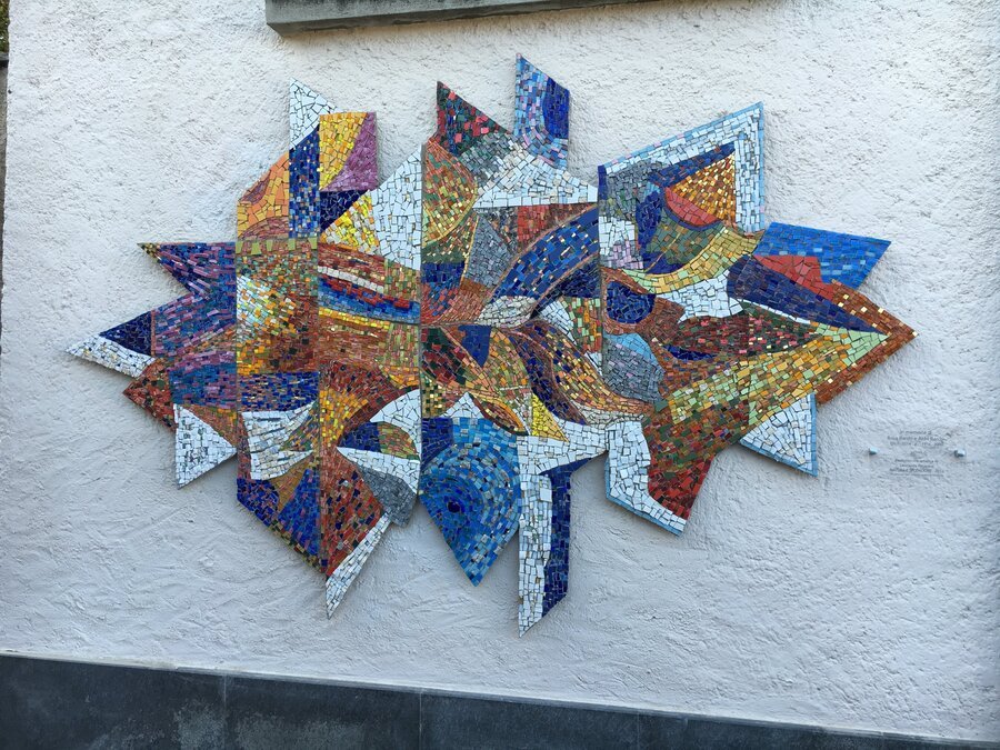 Rilievo a mosaico su parete